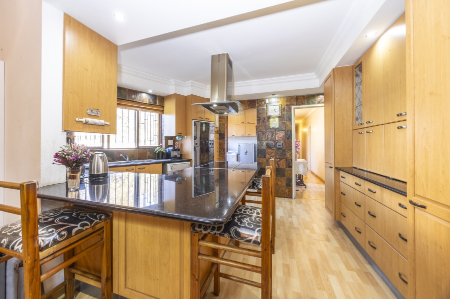 6 Bedroom Property for Sale in Plattekloof 1 Western Cape
